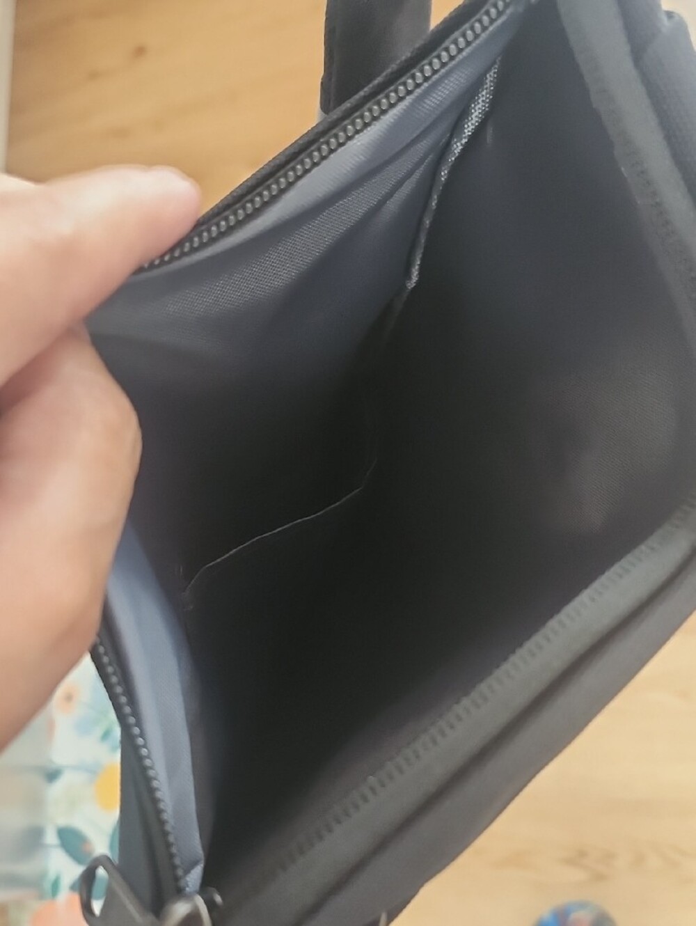 Valcen Black Men’s Crossbody Sling Bag - Picture 3 of 5